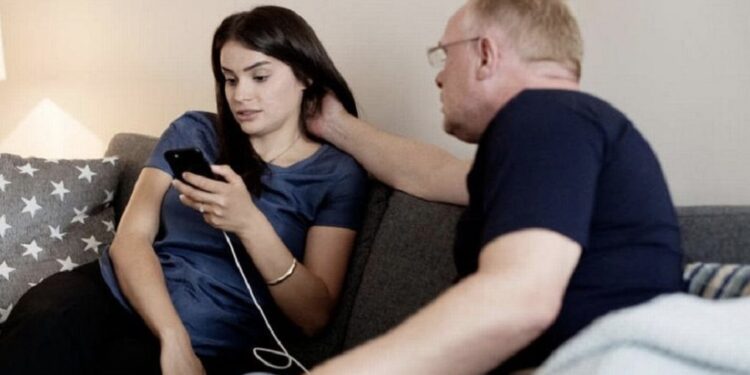 Dhëndri me orë të tëra në dhomë me vajzën, ja çfarë i bën vjehrri nga Tirana