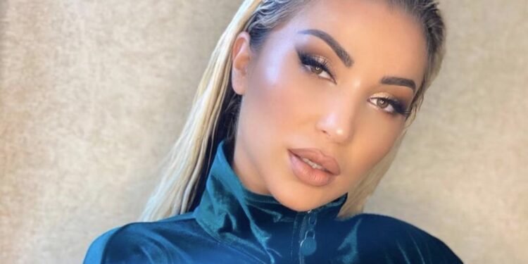 Roza Lati me levizjet provokuese në fustan të hapur e tregon pothuajse krejt gjoksin