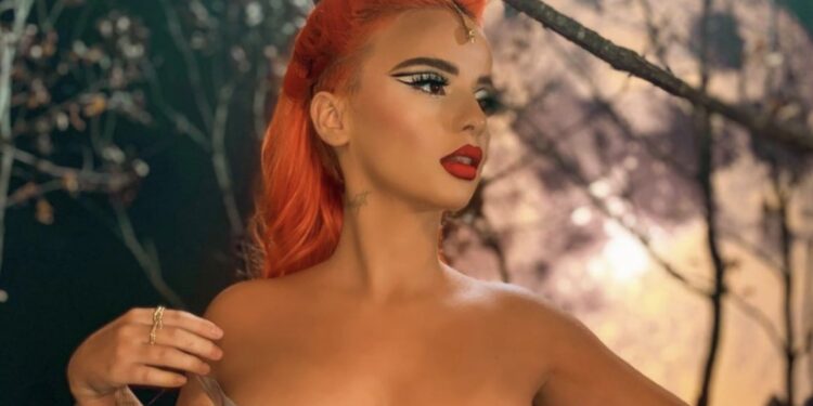 E veshur veç me robdishan, Rina ndan foto provokuese në shtrat