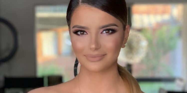 Pak ditë para lindjes, Andrra publikon një foto me bark të fryrë, kaq bukur po duket