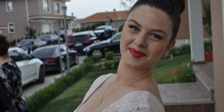 Learta publikon një foto të mëhershme, bie në sy ky detaj