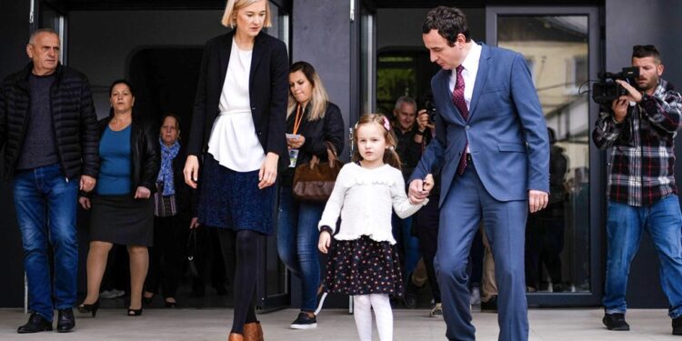 Bashkëshortja e Albin Kurtit më e pasura nga të gjitha gratë e liderëve kosovarë