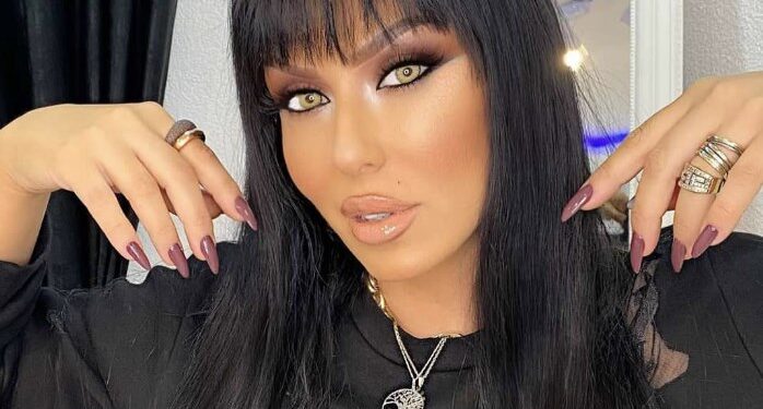 Fustani nuk ia përthakon gjoksin Artës