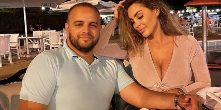 Fjolla e nxjerrë gjoksin edhe kur ecën krahë të dashurit