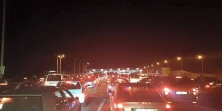 Mërgimtarë ja sa duhet të pritni në Merdare dhe tek Dheu i Bardhë, për të hyrë në Kosovë