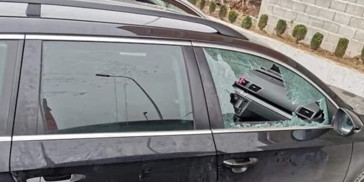 Mërgimtares nga Zvicra i thyhet vetura në Suharekë, hajnat ia vjedhin një çantë me para