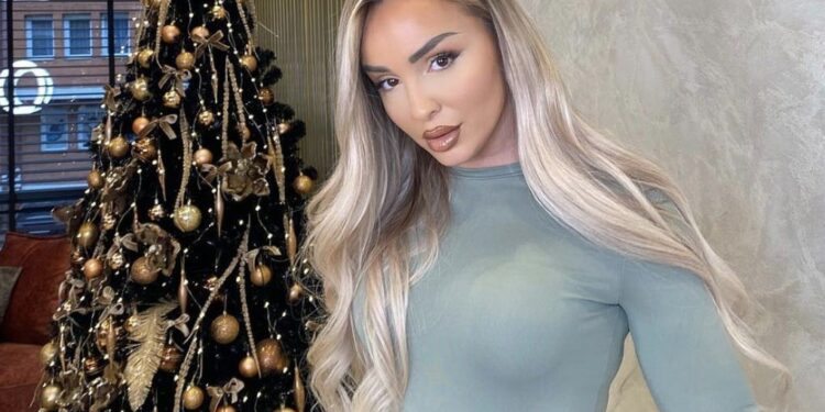 Fustani i lëkurës ia thekson trupin tërheqës Adelinës