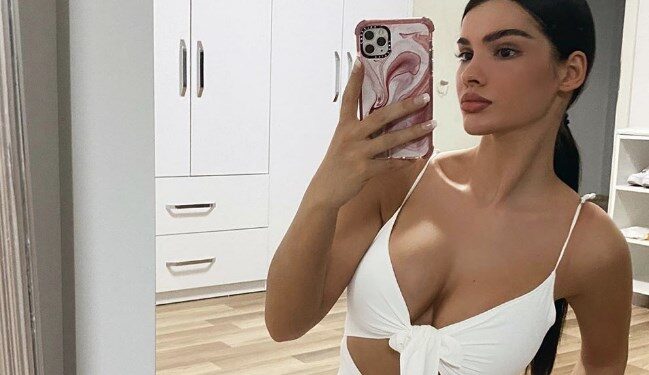 Arbenita publikon foto të “zjarrta” nga shtrati