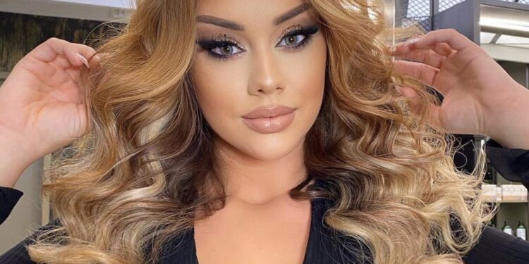 Motrës së madhe të Albatritit po i vie gjoksi madh tek goja