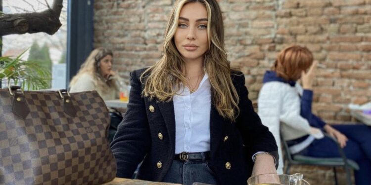 Bukuroshja prishtinase me sy të ‘shkruar’, çmend ndjekësit