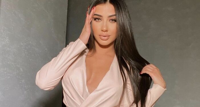 Kështu i reklamon vithet gjigante Melinda Ademi