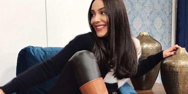 Gresa Pallaska ngrit fustanin me dorë dhe pastaj bënë poza të nxehta