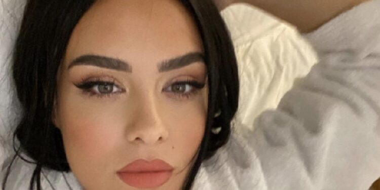 Xhensila ‘ndez’ rrjetin, publikon foto vetëm me peshqir banjo