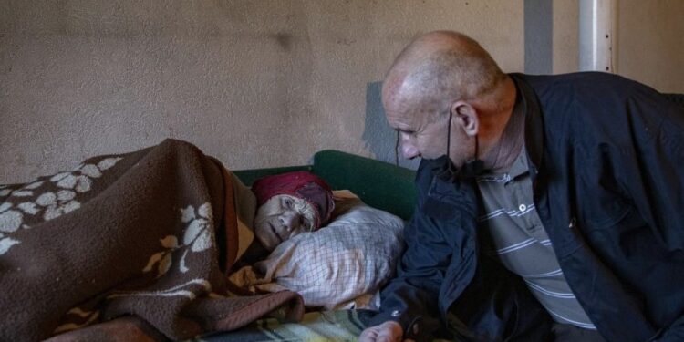 Mediat botërore shkruajnë për kosovarin që kujdeset për serben e vetmuar në Kosovë