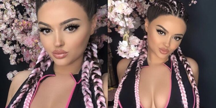 Enca zbërthen bluzën për ta treguar gjoksin