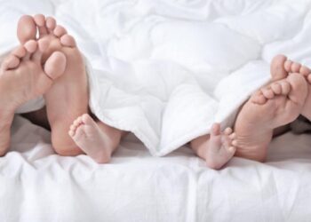 A e dini çfarë ju ndodh nëse flini me këmbë të zbuluara?