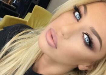 Adelina Tahiri sot s’koka në qejf- pozon pa pikë disponimi