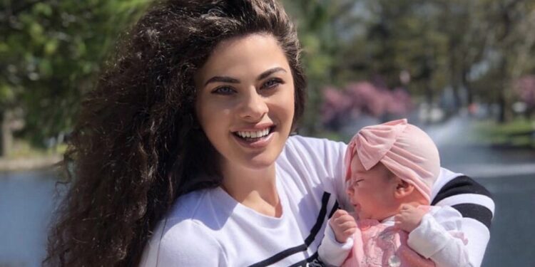 Me këtë veshje Gëzimja po i lë nën hije të gjitha rejat e estradës