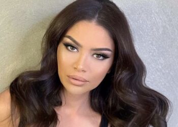 Zanfina bëhet gati për të dal, veshja e saj mori tërë vëmendjen