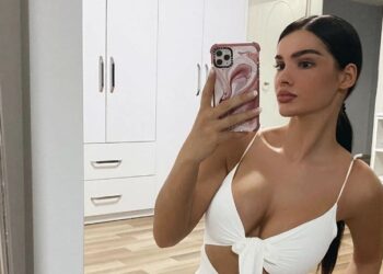 Arbenita të nxehtit se duron, vjen me fustan të shkurtër