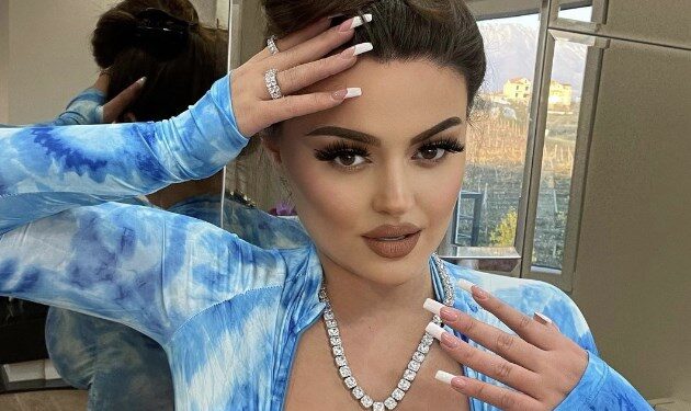 Thuajse veç Enca ka gjoks, gjithë kohën po e nxjerrë jashtë