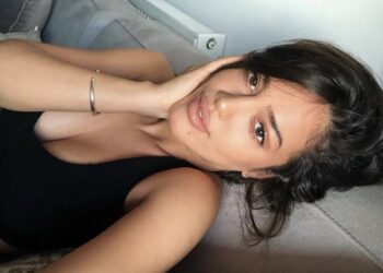 Vajza e Lutes me poza të nxehta nga dhoma e gjumit