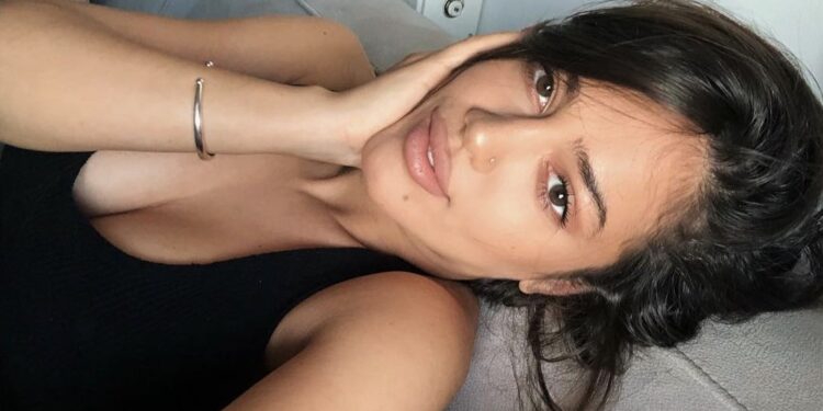 Vajza e Lutes me poza të nxehta nga dhoma e gjumit