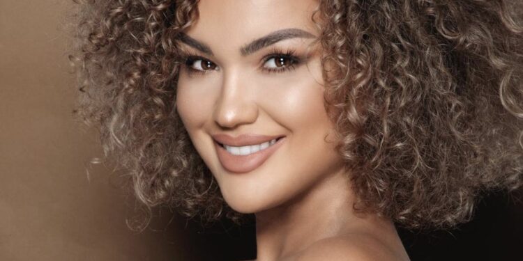 Arta Elezaj shfaqë të pasmet e zjarrta në veshje të ngushtë