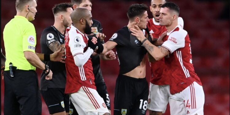 Granit Xhakën e lëshojnë nervat, përjashtohet me të kuq