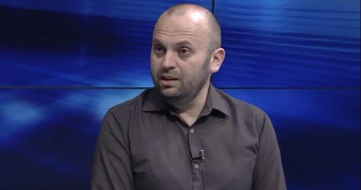 Imer Mushkolaj në mbrojtje të Valon Sylës: Sulmuesit e tij duhet të ndëshkohen ashpër nga ligji