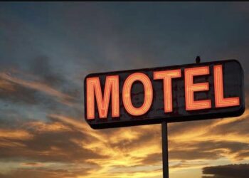 “Fillimisht u alivanos” – çka raportoi në polici 21 vjeçarja për vdekjen e 61 vjeçarit në motel