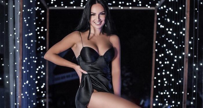 Veshja e tejdukshme i zbulon shumë Samantës