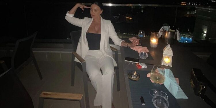 Milioneri turk po e mban mirë Gentën, ja sa e bukur qenka bërë sonte këngëtarja