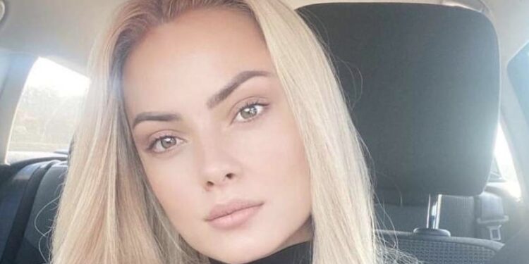 Me flokë kaçurela e të shkurta, Lulja shaqet super joshëse në pamjen e re