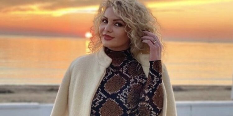 Në këtë mot të ftohtë, Vjollca Haxhiu del e veshur me minifund