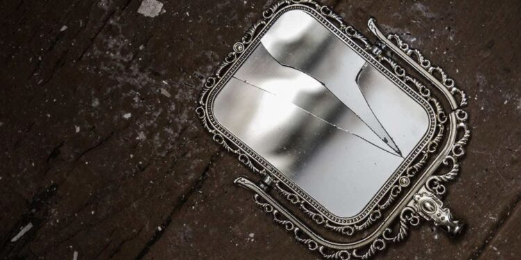 A ju sjell fat të keq pasqyra e thyer? Ja e vërteta