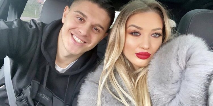 Gruaja e Milot Rashicës pozon nga vetura super luksoze, lum ai ajo!