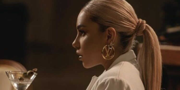 Kida vesh kompletet më të bukura, po duket si zonjë e vërtetë