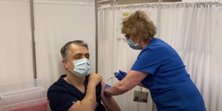 Vaksinohet me Pfizer shqiptari i parë në botë – kjo është porosia e tij