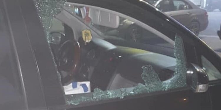 Mërgimtarit i thyhet vetura dhe i vidhet çanta me stoli ari derisa u ndal për të pushuar në Merdare