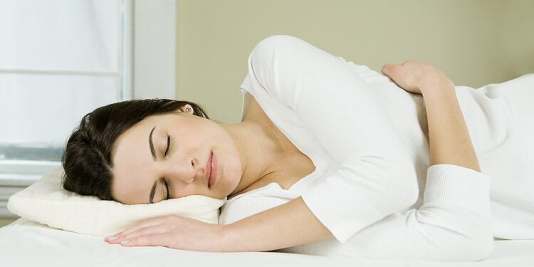 Eksperti paralajmëron: Asnjëherë mos flini në anën e djathtë