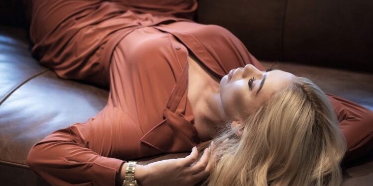 Adelina Tahiri publikon imazhe “intime” me burrin e saj