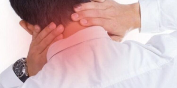 Keni shpesh dhimbje mbrapa kokës? Ja se çfarë e shkakton këtë dhe si ta rregulloni në vetëm 20 minuta