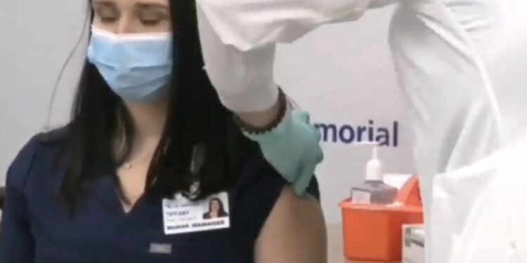 Kapet në kamera: Çka i ndodhi pacientes pasi mori vaksinën kundër koronavirusit