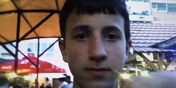 Vështirë ta njihni, reperi i njohur kosovar poston foto nga adoleshenca