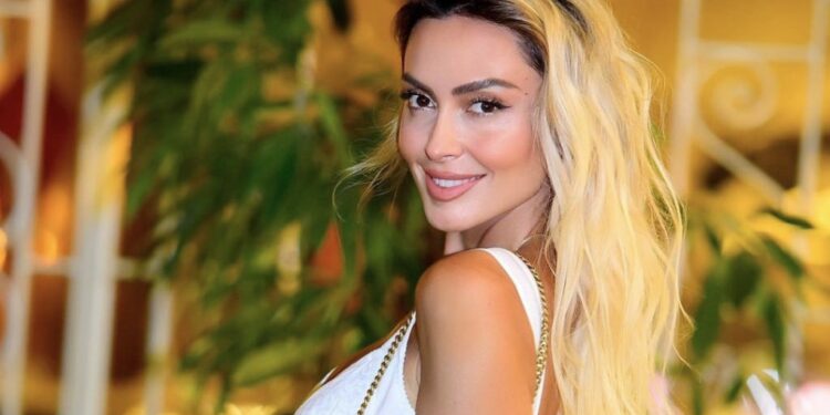 Lola Haradinaj me ‘kërthiz në fushë’ reklamon barkun