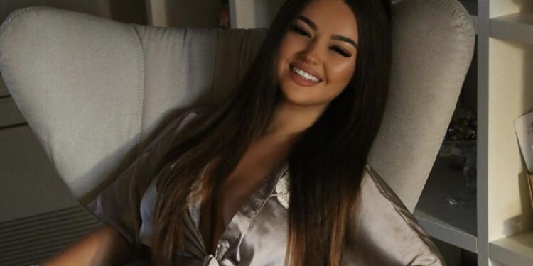 Në mes të dimrit Enca del vetëm në bikine