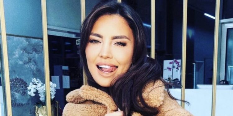 Nëna e Gentes me kërthizë jasht e pantolla të shqyer