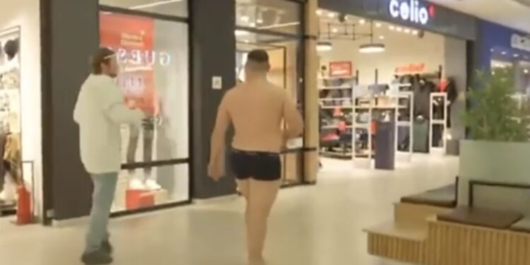 Djali që u zhvesh për një televizion jeton në këto kushte