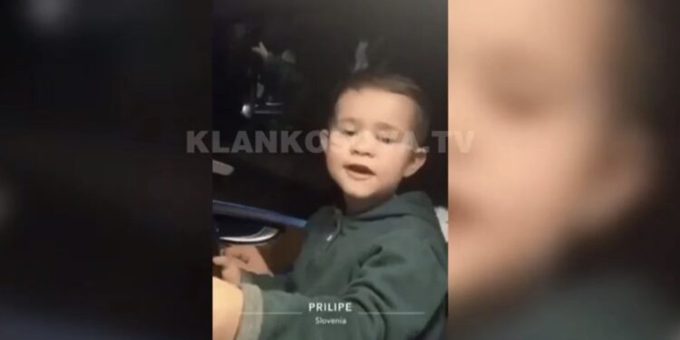 Vogëlushi gjatë pritjes në kolonë për të ardhur në Kosovë këndon këngën “Oj Kosovë oj nëna ime”